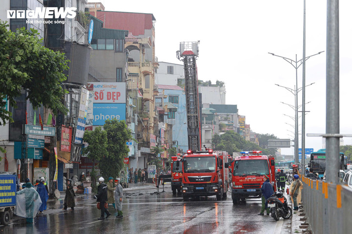 Lực lượng cảnh sát Phòng cháy chữa cháy và cứu nạn cứu hộ có mặt tại hiện trường.