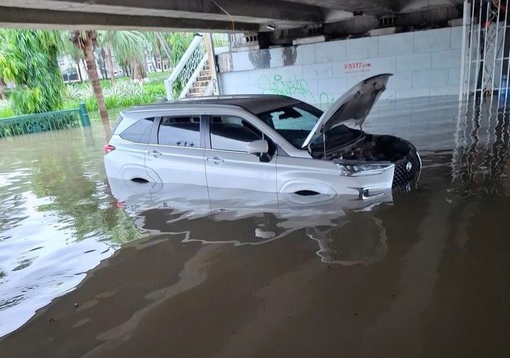 Trong khi đó, tại khu vực nội thành Hải Phòng, nhiều tuyến đường bị ngập sâu do ảnh hưởng của triều cường. Tại chân cầu Lạc Long, nước ngập sâu gần 1m. Nhiều phương tiện giao thông bị chết máy ngay tại điểm ngập nặng nhất dưới chân cầu.