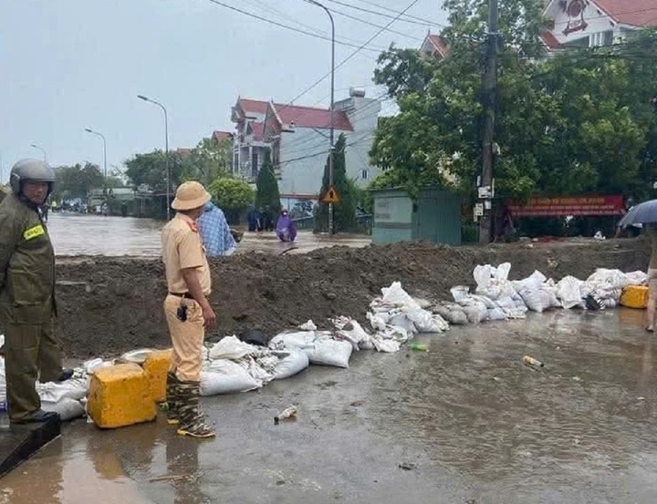 Trước tình hình này, lực lượng chức năng cùng người dân đã khẩn trương đắp bờ tạm bằng bao cát, chắn ngang đường tỉnh 345 nhằm ngăn nước sông tiếp tục tràn vào trong.