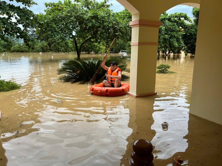 Lũ chưa từng thấy, ngập nóc nhà ở biên giới Nghệ An - 11