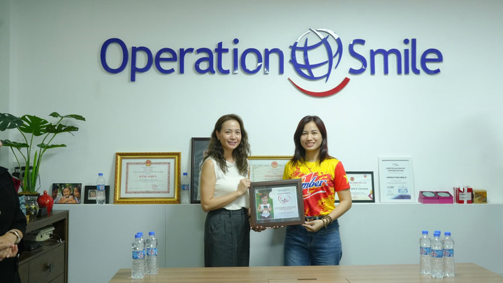 Bà Lê Thị Minh Hưng đại diện Công ty Number One nhận biểu trưng ghi nhận sự đồng hành từ Operation Smile Việt Nam.