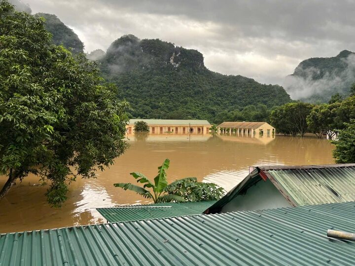 Lũ chưa từng thấy, ngập nóc nhà ở biên giới Nghệ An - 12