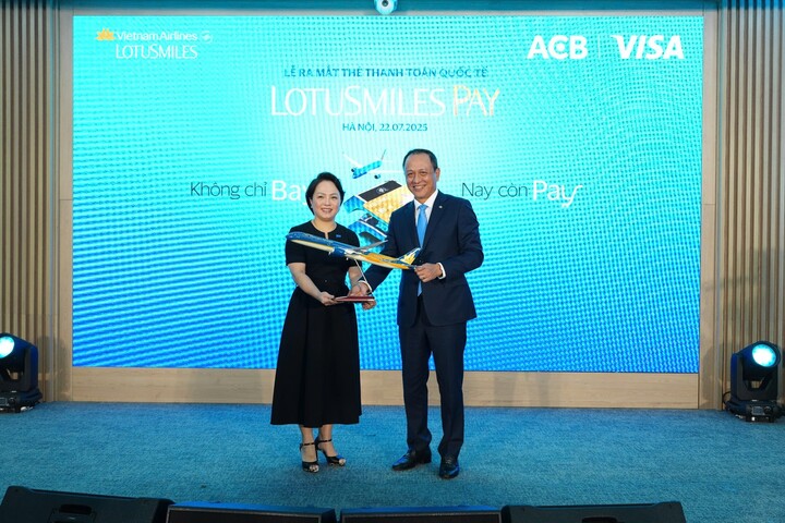 Tổng Giám đốc Vietnam Airlines Lê Hồng Hà tặng quà lưu niệm cho bà Đặng Tuyết Dung, Giám đốc Visa Việt Nam và Lào.