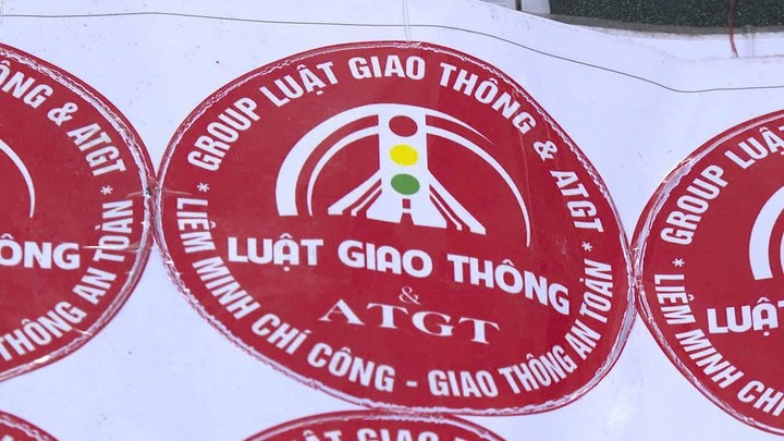 Logo đối tượng cung cấp cho lái xe dán lên phương tiện thực hiện hành vi "bao luật". (Ảnh: Công an tỉnh Phú Thọ)
