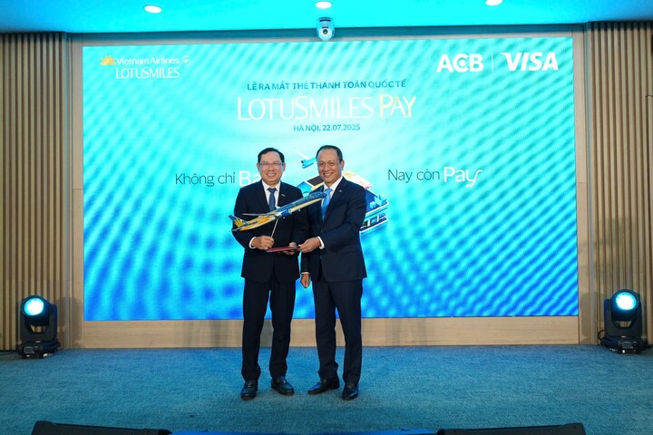 Tổng Giám đốc Vietnam Airlines Lê Hồng Hà tặng quà lưu niệm cho ông Từ Tiến Phát, Tổng Giám đốc Ngân hàng TMCP Á Châu (ACB).