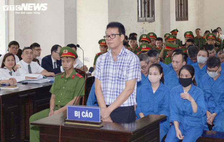 Bị cáo Đồng Xuân Thụ - cựu Tổng Biên tập, Võ Thị Ánh Hồng – cựu Phó Tổng biên tập và 42 bị can từng làm việc tại Tạp chí Môi trường và Đô thị Việt Nam hầu tòa.