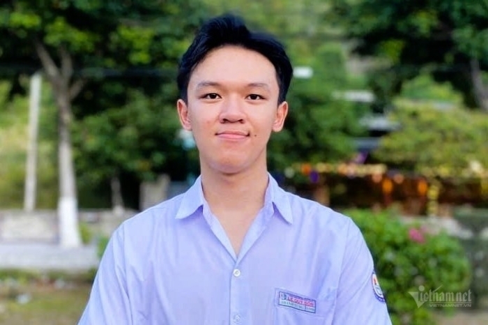 Đoàn Thanh Tùng (học sinh Trường THPT Chuyên Lê Quý Đôn, Khánh Hòa) mang cầu truyền hình trận chung kết Đường lên đỉnh Olympia năm thứ 25 về với Khánh Hòa.