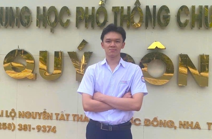 Đoàn Thanh Tùng tại ngôi trường THPT Chuyên Lê Quý Đôn của mình. (Ảnh: NVCC)