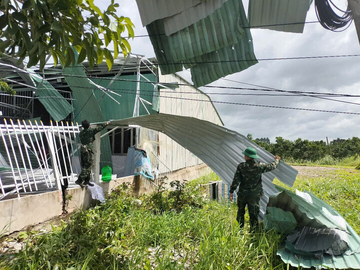 Lực lượng chức năng hỗ trợ người dân khắc phục hậu quả.