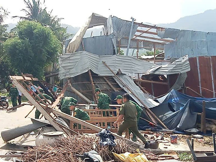 Lốc xoáy làm tốc mái hàng chục căn nhà ở xã Ba Chúc, tỉnh An Giang. (Ảnh: V.T)