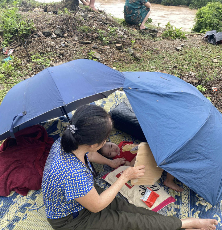 Người dân sơ tán, tránh lũ, bị cô lập.