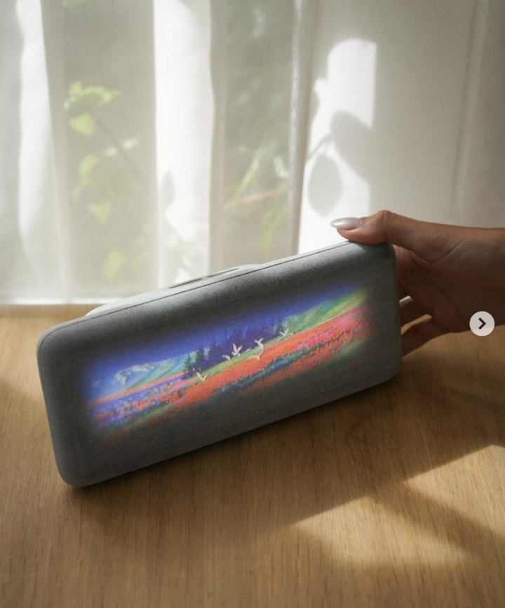 Dream Recorder là thiết bị AI có khả năng ghi lại và tái hiện giấc mơ. (Ảnh: Instagram/@modem.works)