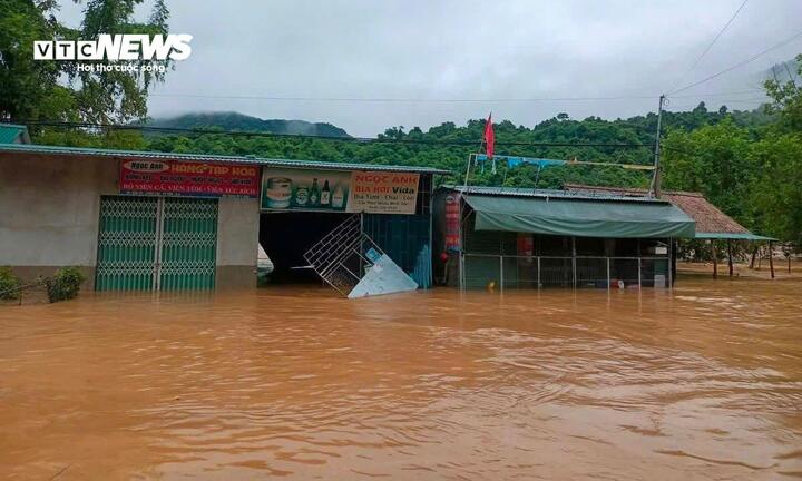 Sáng 23/7, xã Mường Xén, tỉnh Nghệ An chìm trong nước lũ do mưa lớn kéo dài, các khu vực bị chia cắt nghiêm trọng.