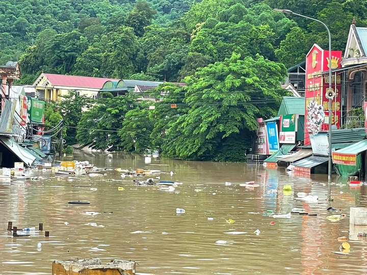 Quốc lộ 7 chìm trong biển nước.