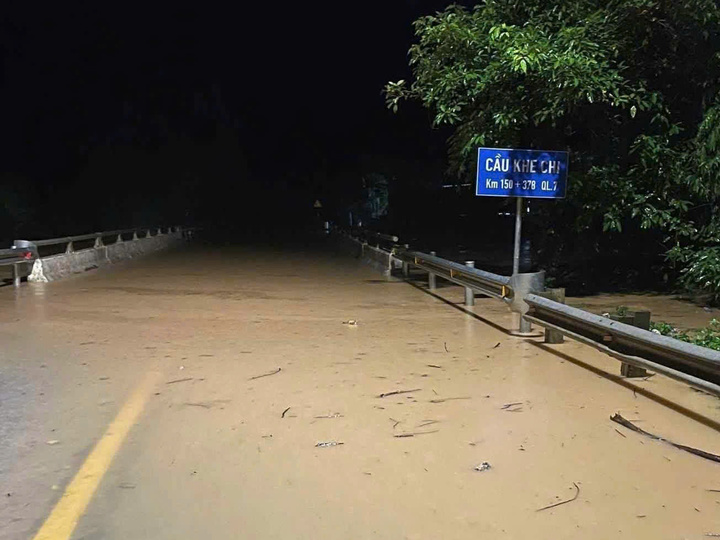 Nước ngập ngang cầu Khe Chi.