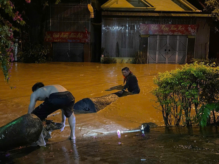 Tại xã Tương Dương, Kỳ Sơn - hai trong những địa phương bị ảnh hưởng nặng nhất, từ 21h đêm qua (22/7), nước bắt đầu dâng lên cao. Dù đã chủ động sơ tán và di dời tài sản, nhưng mực nước lên quá nhanh khiến người dân buộc phải