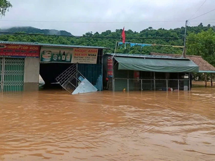 Lũ chưa từng thấy, ngập nóc nhà ở biên giới Nghệ An - 9