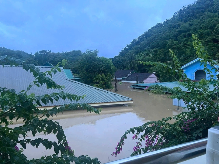 Nước ngập tới nóc nhà.