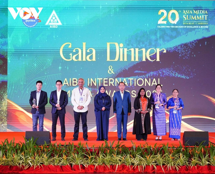 Đại diện của các cơ quan nhận được giải thưởng.