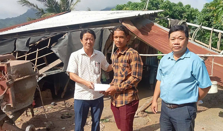 Chủ tịch UBND xã Ba Chúc Võ Thanh Tuấn (bìa trái) thăm hỏi, động viên gia đình bị lốc xoáy làm tốc mái. (Ảnh: V.T)