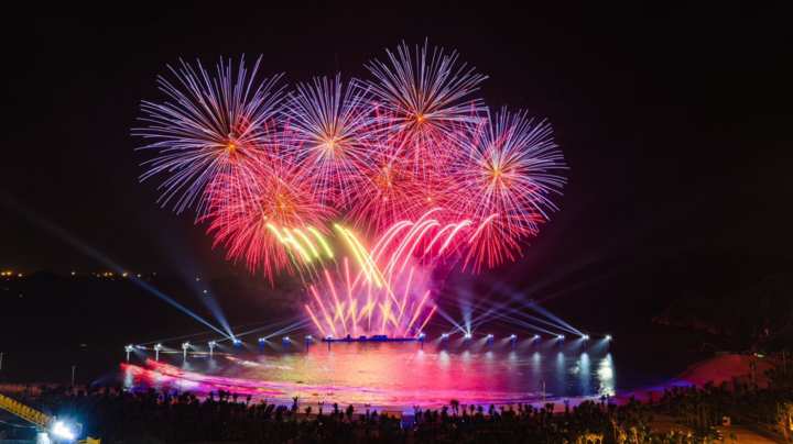 เทคโนโลยีการแสดงเสียง แสง และดอกไม้ไฟจากวง Green Island Symphony เกาะกัตบ่า