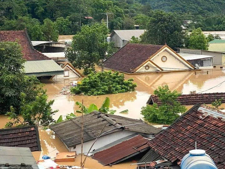 Nước ngập tới nóc nhà.