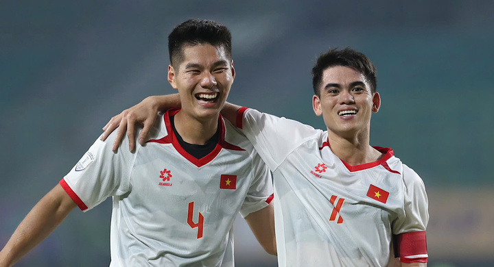 Hiểu Minh ghi bàn cho U23 Việt Nam.