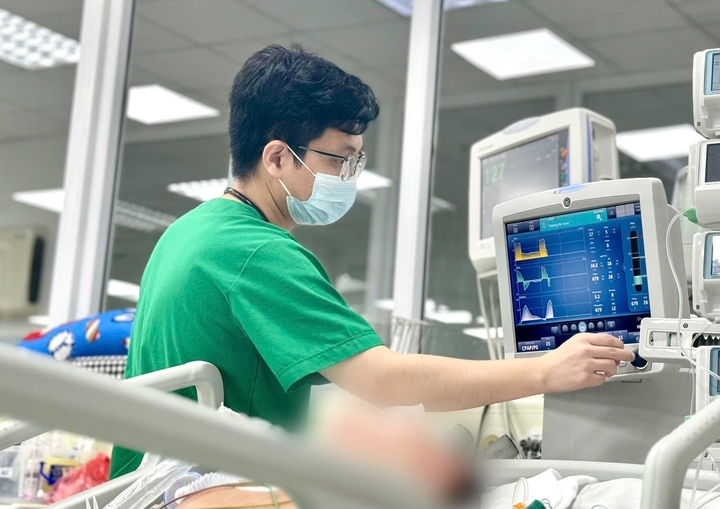 Bệnh nhân đang được theo dõi sát sao tại bệnh viện. (Ảnh: Đặng Thanh)
