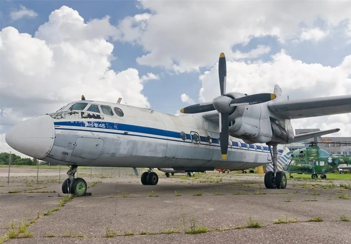 Máy bay chở khách An-24.