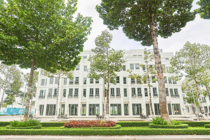 Cây xanh bao quanh nhà phố thương mại tại Khu đô thị sân bay KITA Airport City.