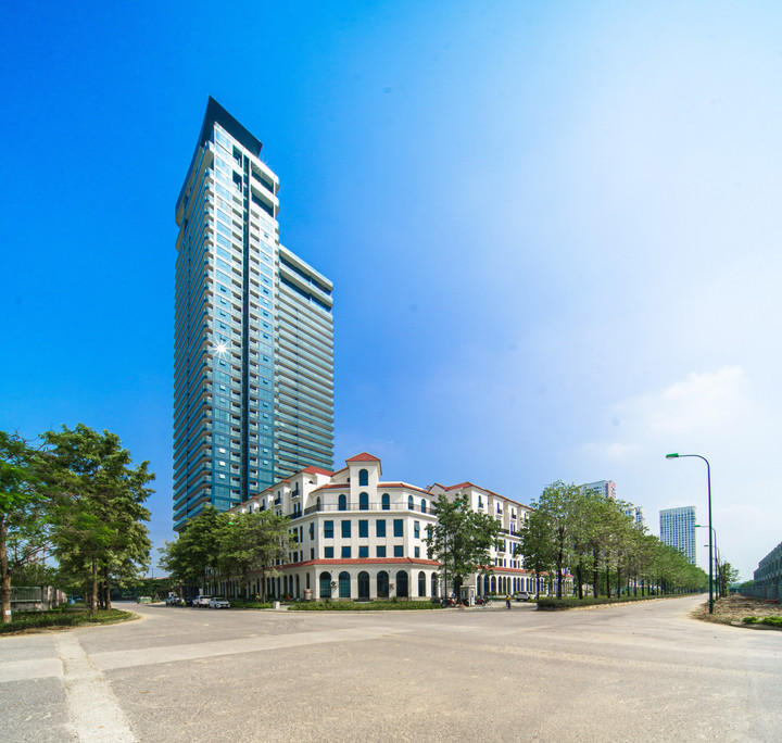 Với quy mô 35 tầng, hơn 200 căn hộ cao cấp, thiết kế từ 2 - 4 phòng ngủ và penthouse, Sunshine Golden River có mật độ chỉ 6 - 8 căn/sàn, cùng hệ tiện ích đồng bộ như bể bơi bốn mùa và ngoài trời, nhà sinh hoạt cộng đồng, phòng thể thao…