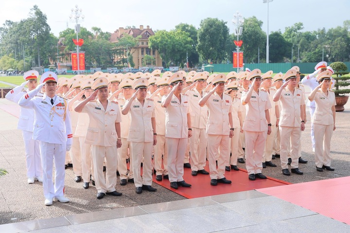 Đoàn đại biểu Đảng ủy Công an Trung ương - Bộ Công an đặt vòng hoa và vào Lăng viếng Chủ tịch Hồ Chí Minh. (Ảnh: Nguyễn Hải)