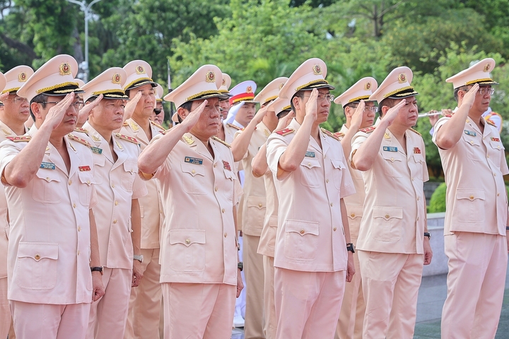 Đoàn đại biểu Đảng ủy Công an Trung ương và Bộ Công an tưởng niệm các Anh hùng liệt sĩ. (Ảnh: Nguyễn Hải)
