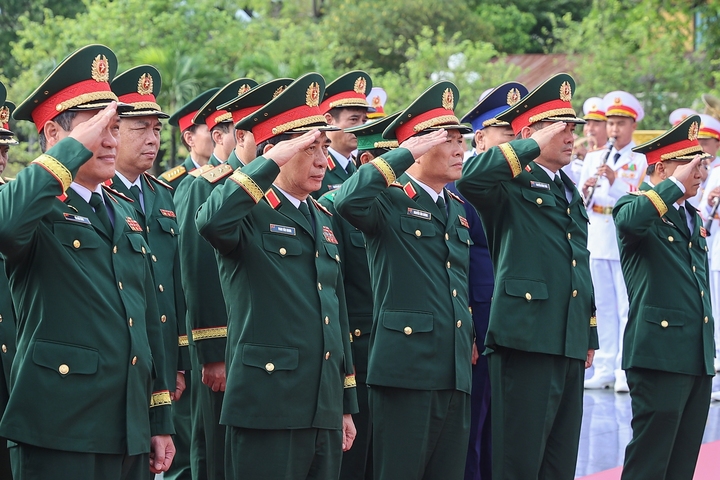 Đoàn đại biểu Quân ủy Trung ương - Bộ Quốc phòng tưởng niệm các Anh hùng liệt sĩ. (Ảnh: Nguyễn Hải)