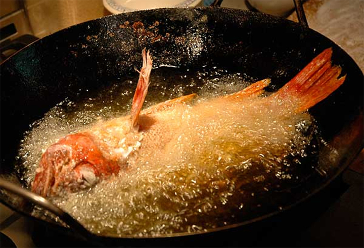 Nhiều người luôn rán cá trước khi kho. (Ảnh: Kasma Loha)