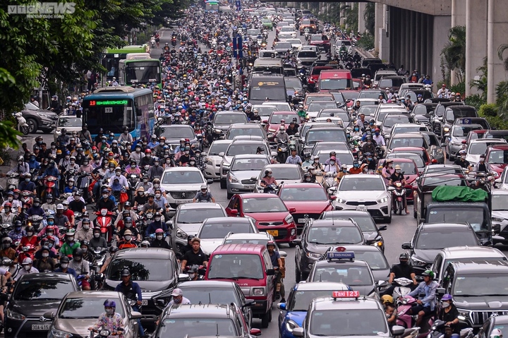 Hà Nội sẽ hỗ trợ người dân mua xe điện. (Ảnh minh họa: Viên Minh)