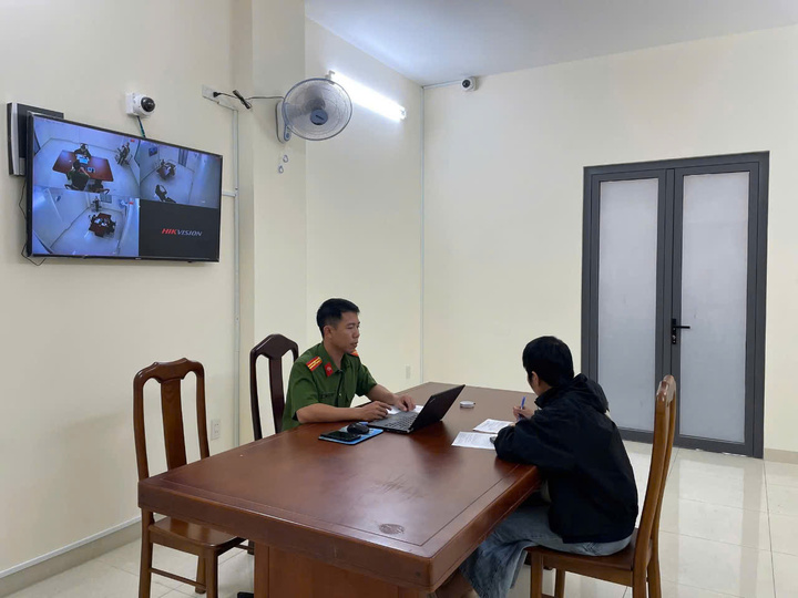 Công an làm việc với bà Lê Thị Thu Hòa (Ảnh: ANTV)