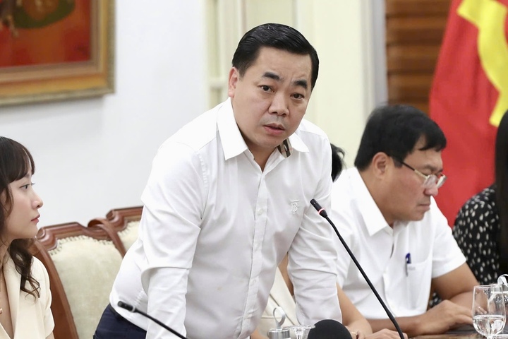 Ông Trần Hướng Dương - Phó Cục trưởng Cục Nghệ thuật Biểu diễn trả lời tại họp báo thường kỳ của Bộ VHTTDL. (Ảnh: Trần Huấn)