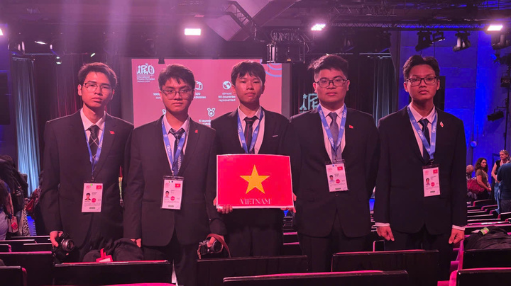 Đội tuyển Việt Nam lọt top 10 Olympic Vật lý quốc tế 2025.