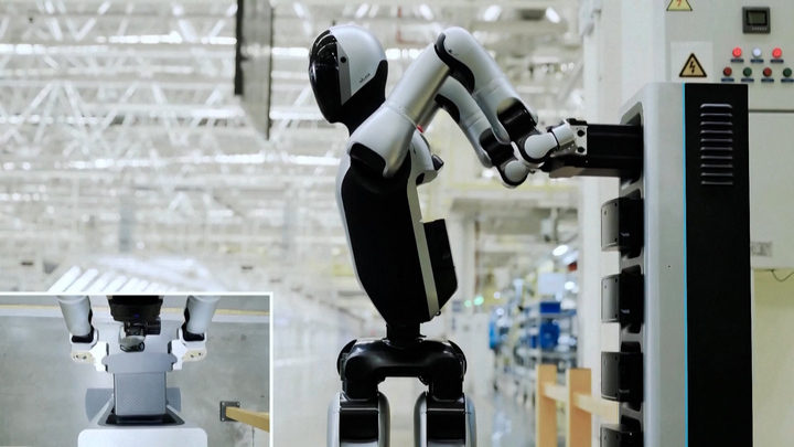 Không cần tắt máy, robot tự thay pin chỉ trong 3 phút