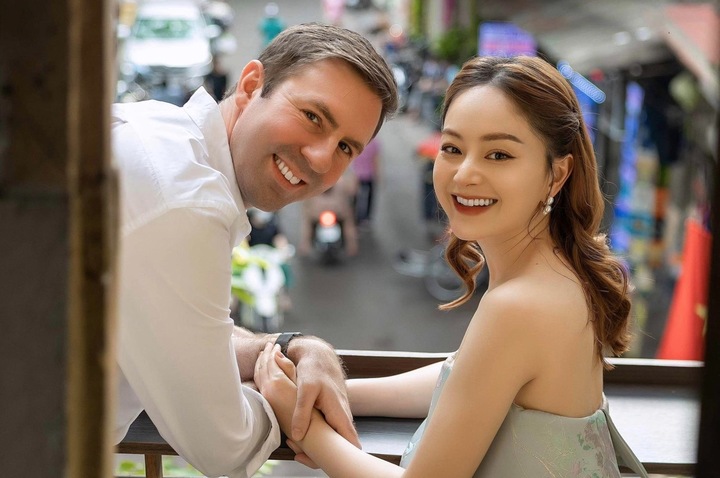 Lan Phương nộp đơn ly hôn chồng Tây.