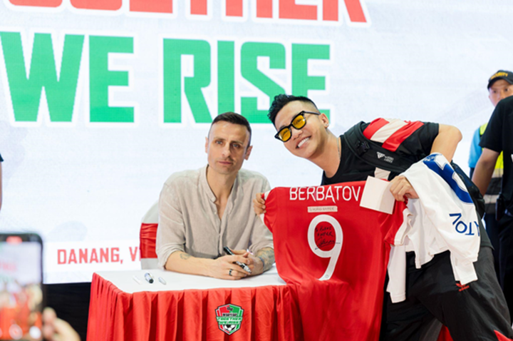 Dimitar Berbatov gây sốt tại 'Together We Rise' ở Đà Nẵng - 2