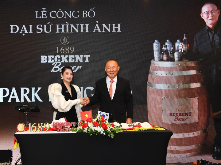 Tổng Giám đốc Công ty Cổ phần Bia - Rượu - Nước giải khát Beckent-Bauer Việt Nam kiêm Đại diện thương hiệu 1689 BECKENT BAUER - bà Nguyễn Thị Thu Vân và Đại sứ hình ảnh - HLV Park Hang Seo.