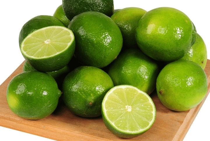 Chanh giàu vitamin C, ít calo, có thể dùng từ vỏ đến hạt, giúp thanh nhiệt, giải độc, hỗ trợ tiêu hóa, làm đẹp da, trị hôi miệng và hỗ trợ giảm cân. (Ảnh minh hoạ)