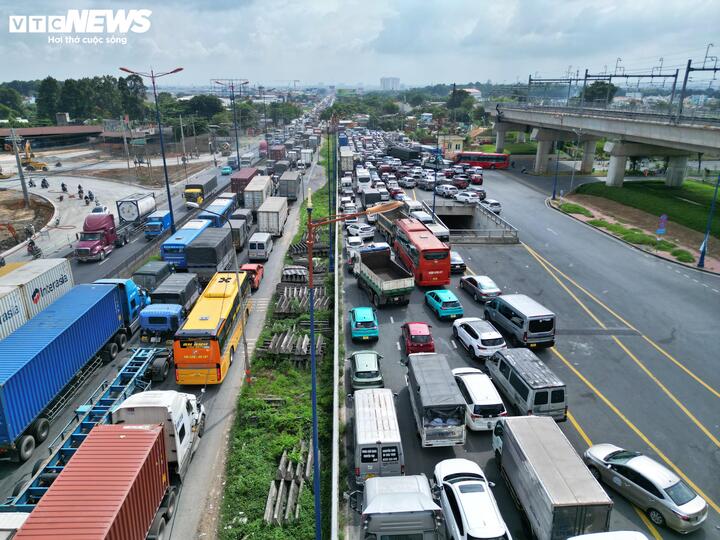 Hàng nghìn phương tiện ô tô lưu thông trên đường song hành Xa lộ Hà Nội (đoạn từ nhà ga Metro Khu công nghệ cao TP.HCM đến cầu Đồng Nai) rơi vào cảnh ùn tắc nghiêm trọng.