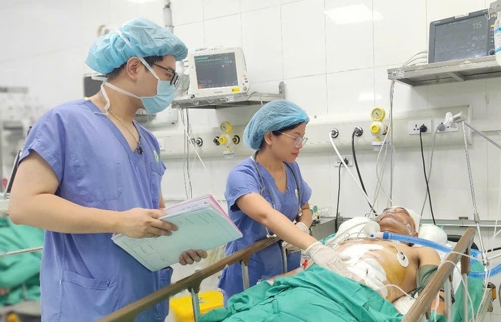 Ông T. đang được theo dõi sát tại Trung tâm Gây mê và Hồi sức Ngoại khoa, Bệnh viện Hữu nghị Việt Đức. (Ảnh: BVCC)