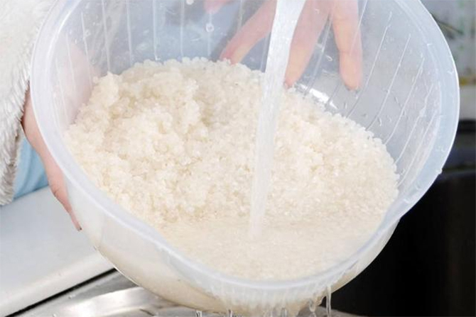 Mẹo nấu cháo nhanh: Gạo được chuẩn bị từ tối hôm trước, vo sạch và cho vào ngăn tủ lạnh. (Ảnh: Sohu)