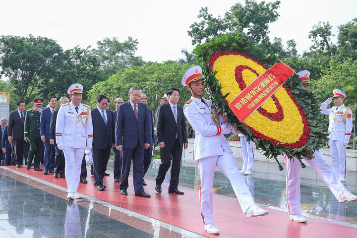 Các lãnh đạo, nguyên lãnh đạo Đảng, Nhà nước dâng hương tại Đài tưởng niệm các Anh hùng liệt sĩ. (Ảnh: Nguyễn Hải)