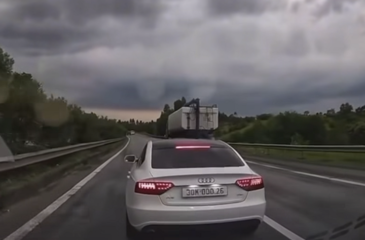 Chiếc ô tô Audi có dấu hiệu lạng lách, chèn ép các xe khác trên cao tốc Nội Bài - Lào Cai.