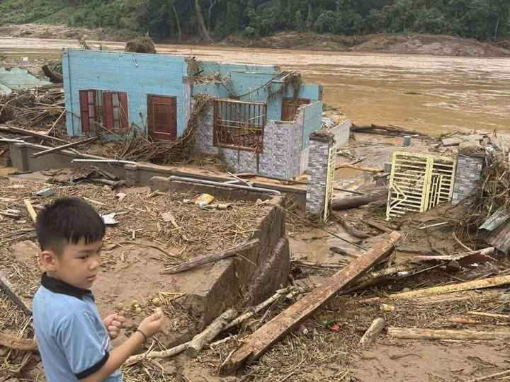 Mỹ Lý sau một ngày bị lũ cày nát: Người dân bới bùn tìm lại cuộc sống đã mất - 13